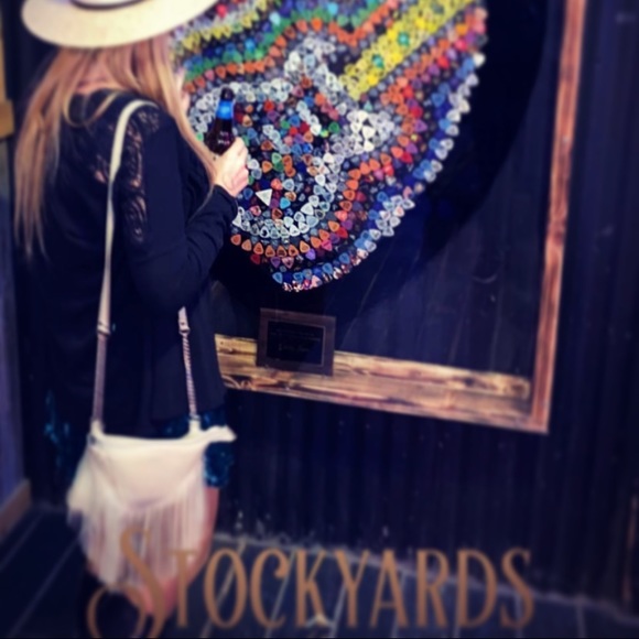 Meet your Posher, Amanda aka @TheBartenderBarbieš¦ - Picture 3 of 4